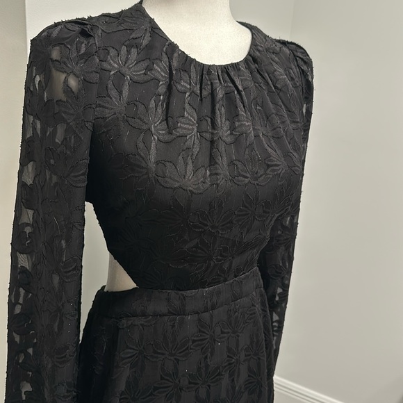 ASTR | Black floral long sleeve dress with back cut out - Picture 2 of 5